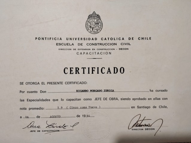 Certificado de la Pontificia Universidad Católica de Chile que acredita a Ricardo Morgado Zúñiga como Jefe de Obra, Escuela de Construcción Civil, 1994