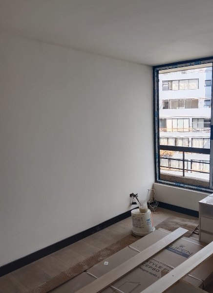 Dormitorio antes, con el muro blanco liso