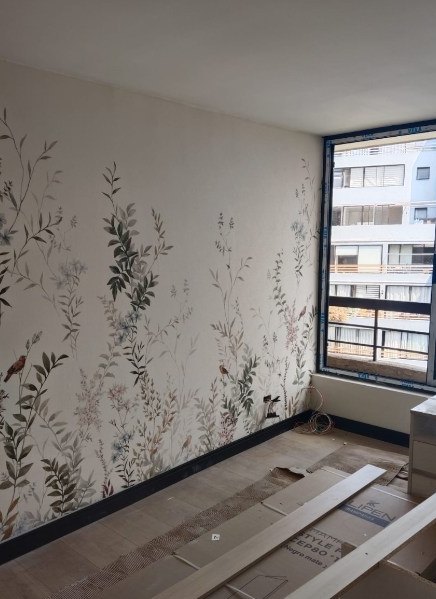Dormitorio después, con papel mural botánico instalado