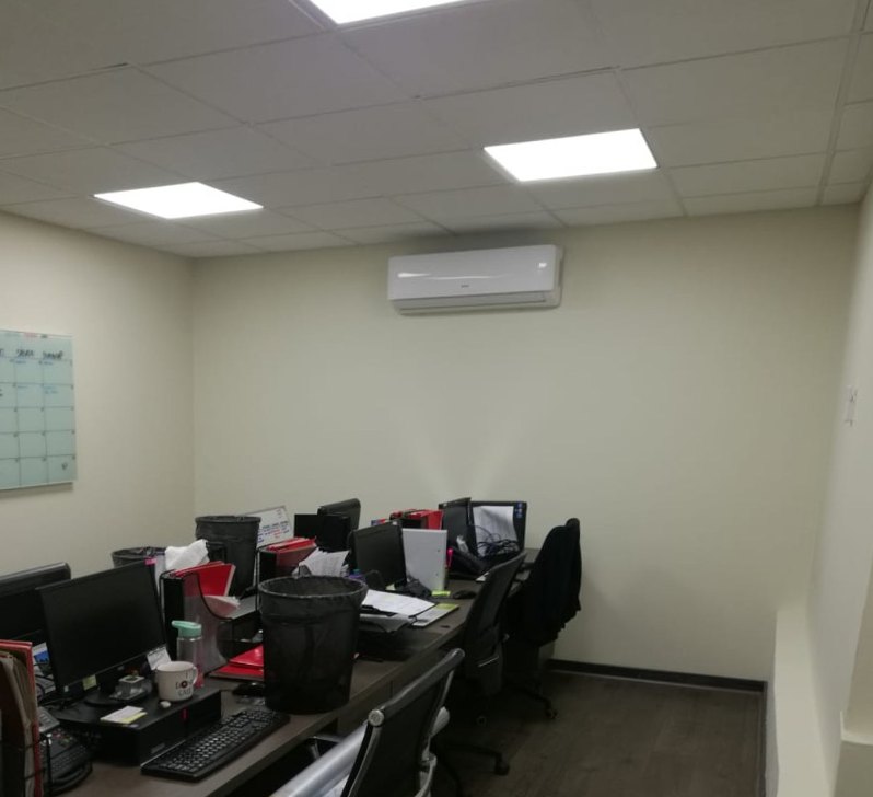 Oficina antes de la intervención, con el muro liso