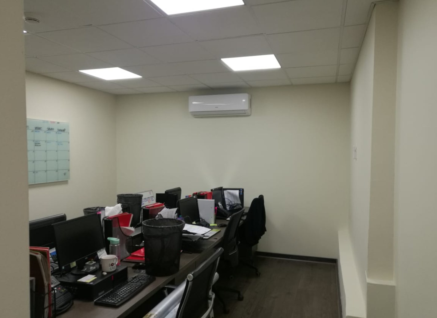 Oficina antes de la intervención, con muro liso